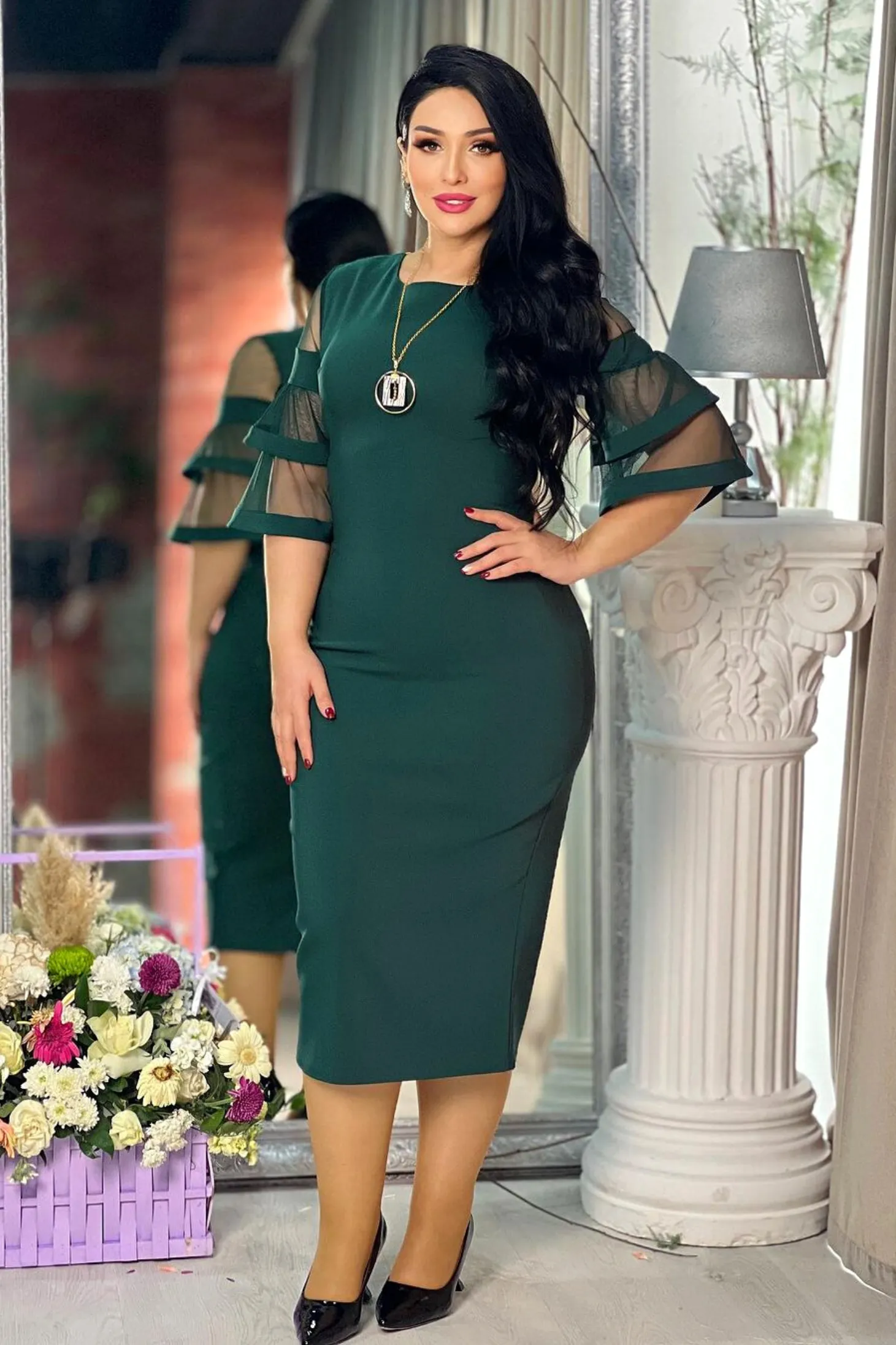 Abito curvy verde smeraldo midi con maniche a campana in tulle e zip a doppio cursore