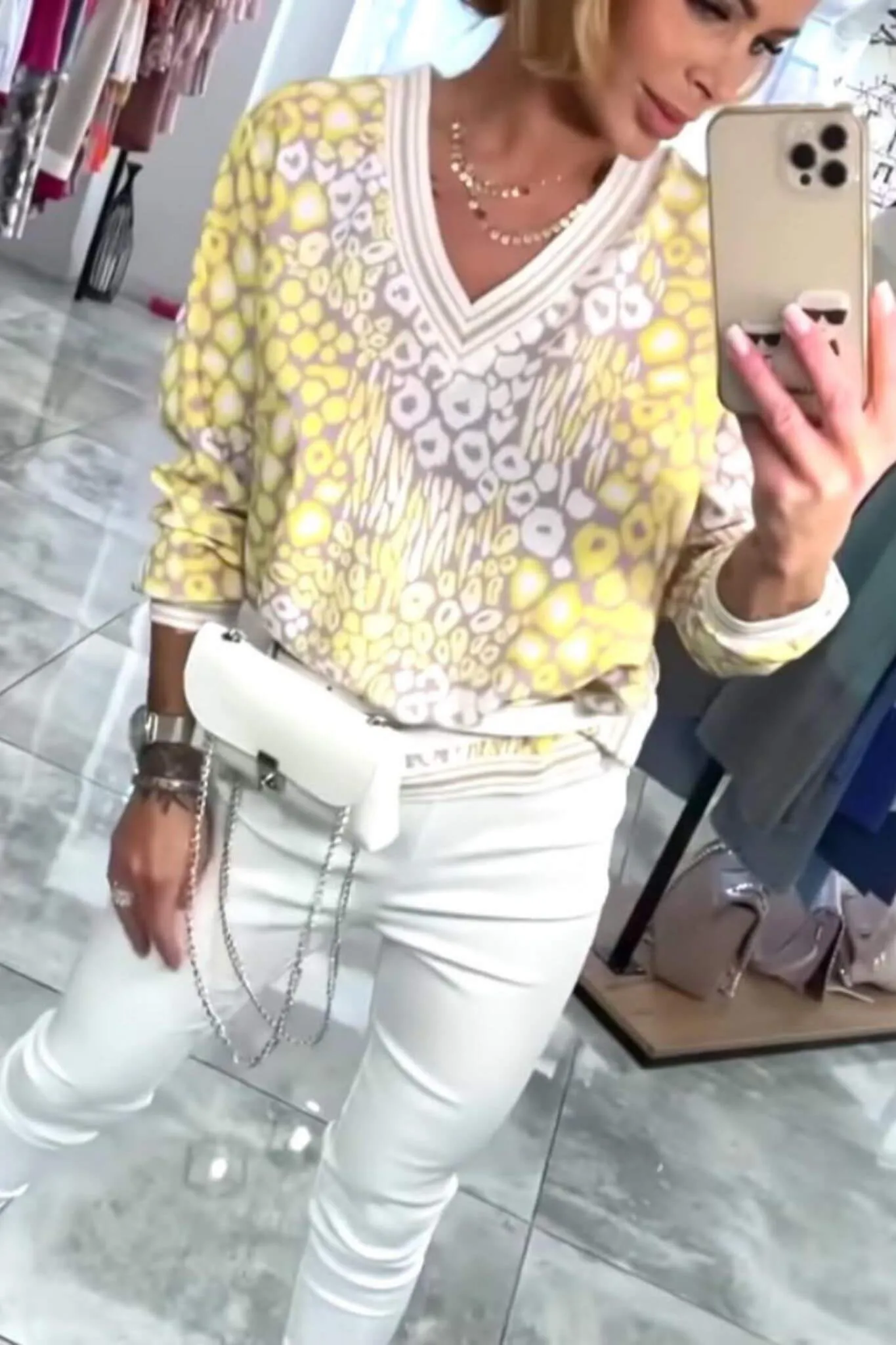 Blusa casual a fantasia gialla maniche tre quarti con scollo a V e polsini bordi elasticizzati